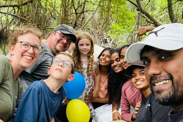 c5edbd27-cebe-498e-9898-cec93a3ccb7f-3 (1) Privater Fahrer in Sri Lanka bei einer individuellen Familienrundreise