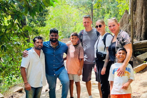 caption-2-1 (1) Sri Lanka Fahrer mit Reisenden bei einer Rundreise durch Ella